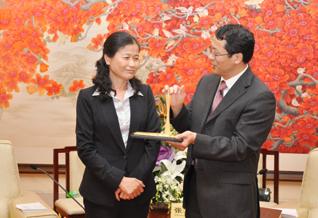Đại diện lãnh đạo Thành uỷ Quảng Châu tặng đồng chí Đỗ Thị Hoàng biểu tượng thành phố Quảng Châu.