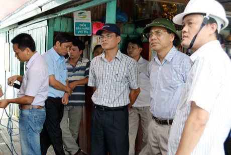 Đồng chí Đặng Huy Hậu, Phó Chủ tịch UBND tỉnh kiểm tra công tác bảo vệ môi trường các nhà bè trên vịnh Hạ Long.