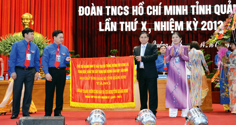 Đồng chí Phạm Minh Chính, Uỷ viên T.Ư Đảng, Bí thư Tỉnh uỷ tặng Đại hội bức trướng của BCH Đảng bộ tỉnh.
