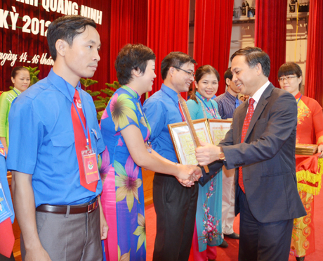 Đồng chí Đặng Huy Hậu, Phó Chủ tịch UBND tỉnh uỷ, tặng bằng khen của UBND tỉnh cho các tập thể, cá nhân đạt thành tích xuất sắc trong công tác đoàn và phong trào thanh thiếu nhi nhiệm kỳ qua.  