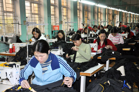 Nữ công nhân Công ty CP May Quảng Ninh tích cực lao động sản xuất.