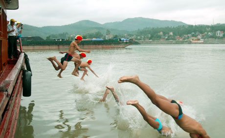 Mặc dù chỉ là một giải đấu phong trào, thế nhưng Hội bơi vượt sông truyền thống Bạch Đằng luôn là nơi phát hiện ra các tài năng cho môn bơi Quảng Ninh. Trong ảnh: Xuất phát nội dung 1km nữ trẻ tại Hội bơi vượt sông truyền thống Bạch Đằng lần thứ 38.