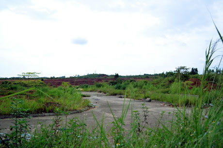Dự án Khu đô thị cầu Bà Mai rục rịch huy động vốn từ khi GPMB nhưng đến nay vẫn chỉ là bãi đất hoang.