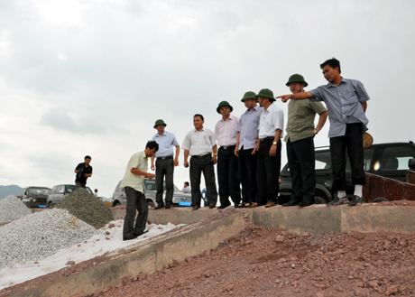 Phó Chủ tịch UBND tỉnh Đặng Huy Hậu kiểm tra công tác phòng chống bão số 5 tại Móng Cái.