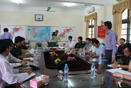 Chủ tịch UBND tỉnh Nguyễn Văn Đọc báo cáo với Bộ trưởng Cao Đức Phát về công tác chủ động phòng chống bão số 5 của tỉnh Quảng Ninh.