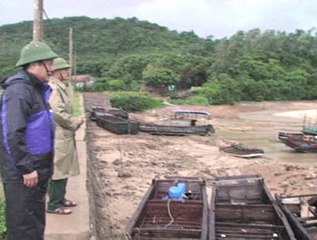 Đồng chí Nguyễn Đức Thành, Bí thư Huyện ủy, Chủ tịch UBND huyện Cô Tô kiểm tra công tác khắc phục hậu quả sau bão.