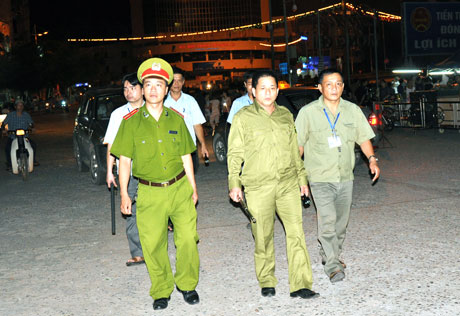 Công an phường Trần Phú (TP Móng Cái) phối hợp với lực lượng an ninh cơ sở tuần tra kiểm soát trên địa bàn.