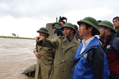 Phó Chủ tịch UBND tỉnh Đặng Huy Hậu kiểm tra công tác khắc phục hậu quả bão số 5 tại Hải Hà.