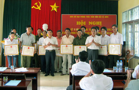 UBND huyện Cô Tô khen thưởng các tập thể, cá nhân có thành tích xuất sắc trong thực hiện NQLT số 01 và QĐ 521 trên địa bàn.