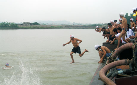 Các VĐV của xã Xuân Sơn luôn đoạt thành tích cao tại giải bơi do huyện Đông Triều tổ chức. Trong ảnh: Xuất phát 3km nam tại Giải bơi huyện Đông Triều.