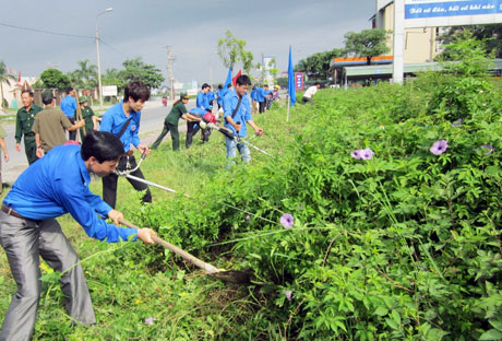 ĐVTN TP Uông Bí tham gia tình nguyện dọn vệ sinh môi trường.