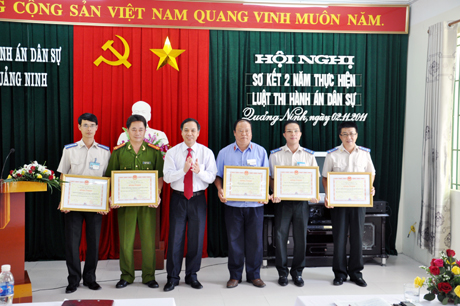 Đồng chí Đặng Huy Hậu, Phó Chủ tịch UBND tỉnh tặng bằng khen của UBND tỉnh cho các tập thể đạt thành tích xuất sắc trong 2 năm thực hiện Luật Thi hành án dân sự.
