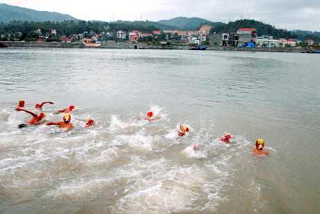 Thi đấu nội dung nam chính tại Hội bơi vượt sông truyền thống Bạch Đằng lần thứ 27 trên sông Trới (Hoành Bồ). Ảnh: Khánh Giang