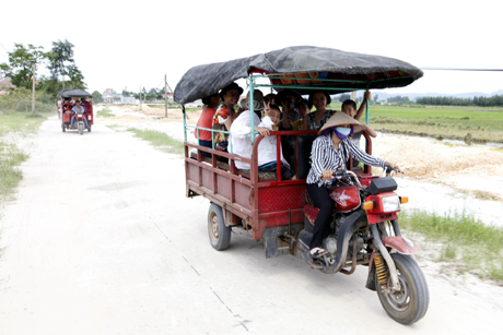 Tầu cao tốc đến Quan Lạn, du khách được đón trên những chiếc xe lam vào đảo.