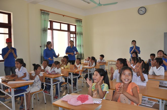 Đoàn viên thanh nhiên dạy học cho các em nhỏ tại huyện đảo.