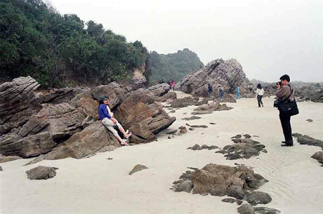 Bãi đá Minh Châu (xã Minh Châu, huyện Vân Đồn), thuộc VQG Bái Tử Long là điểm đến hấp dẫn của du khách. Ảnh: Công Thành