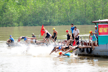 Ấn tượng Hội bơi vượt sông Bạch Đằng giải Báo Quảng Ninh lần thứ 40