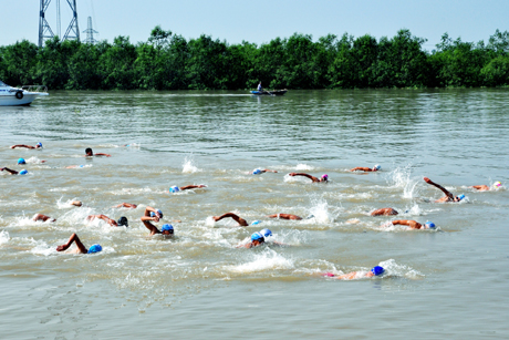 Hội bơi là ngày hội của các VĐV và người dân địa phương