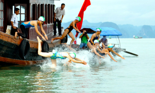 Hội bơi vượt sông truyền thống Bạch Đằng giải Báo Quảng Ninh lần thứ 40-2012