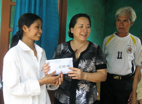 Hội LHPN TP Hạ Long trao tiền ủng hộ xây “Mái ấm tình thương” cho một hộ phụ nữ nghèo trên địa bàn.