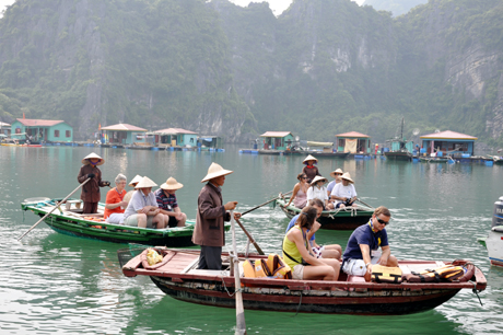 Tham quan Vịnh Hạ Long bằng thuyền nan - một sản phẩm du lịch độc đáo của Hạ Long.