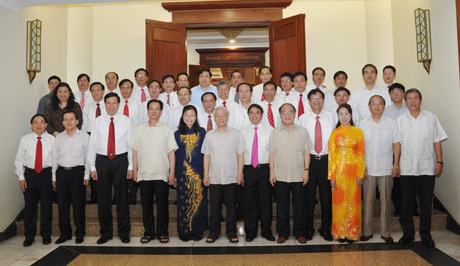 Các đồng chí trong Bộ Chính trị chụp ảnh lưu niệm với các đại biểu tỉnh Quảng Ninh trong giờ giải lao.