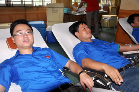 Đồng chí Hoàng Văn Hải, Bí thư Đoàn TN Cơ quan DCĐ tỉnh (bên trái) hiến máu tại lễ phát động.