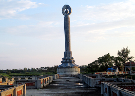 Biểu tượng du lịch Móng Cái tại ngã ba Bình Ngọc - Trà Cổ.