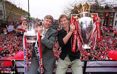 Wenger và Adams ăn mừng thàng công năm 2002