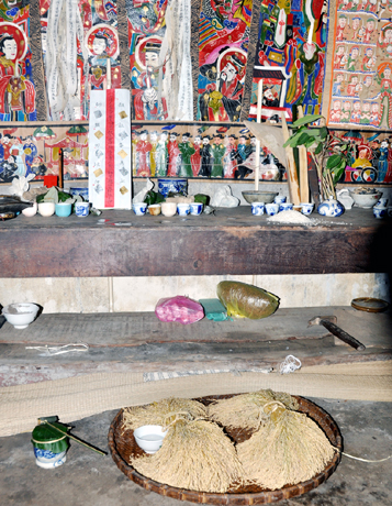 Trong lễ cấp sắc của đồng bào Dao Thanh Phán xã Tân Dân (Hoành Bồ), hai bó lúa đặt dưới bàn thờ thể hiện ước mong một năm no đủ.