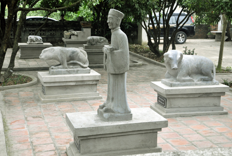 Các hiện vật bằng đá của Ngải Sơn lăng được sưu tầm và trưng bày trong khuôn viên lăng vua Trần Hiến Tông hiện nay.