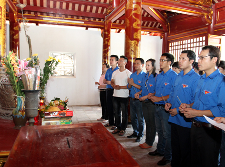 Đoàn TN Ngân hàng tỉnh dâng hương, chụp ảnh lưu niệm tại tượng đài Bác trên đảo Cô Tô.
