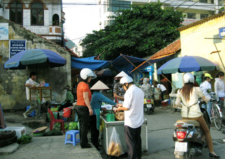Tuyến giao thông ở khu phố 2, phường Hồng Hải (TP Hạ Long) thường xuyên bị chiếm dụng họp chợ, gây cản trở việc cứu chữa nếu xảy ra cháy nổ.