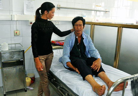 Bệnh nhân Lê Văn Hùng, xã Vĩnh Trung (TP Móng Cái) điều trị tại Bệnh viện Đa khoa tỉnh cùng con gái chuẩn bị ra về vì không có khả năng kinh phí để điều trị tiếp.