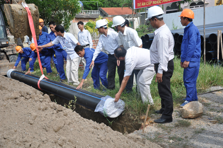 Đặt đoạn ống đầu tiên Dự án đầu tư xây dựng hệ thống cấp nước phường Đại Yên