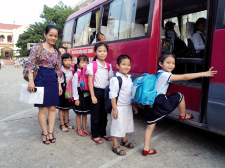 Đầu năm học, Trường Đoàn Thị Điểm Hạ Long tổ chức 8 xe ô tô đưa đón các em học sinh.