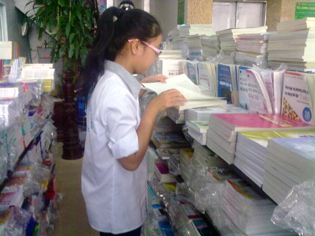 Học sinh lựa chọn sách tham khảo tại Nhà sách Hà Công Luận (phường Hồng Hải, TP Hạ long).
