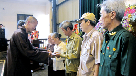 Đại diện chùa Ba Vàng tặng quà cho các gia đình người có công tiêu biểu của phường Quang Trung. Ảnh: TL
