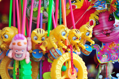 Đồ chơi Trung Quốc được thiết kế nhiều màu sắc bắt mắt lấn át hàng Việt.