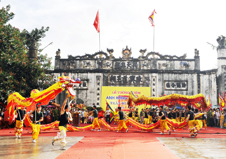 Múa rồng trong ngày hội. Thành Chung.