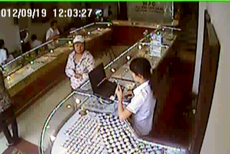 Hình ảnh đối tượng trộm dây chuyền (đội mũ) đã bị camera an ninh của cửa hàng ghi lại.