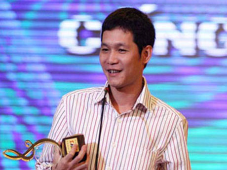 Hoài Sa nhận giải Cống hiến 2011.