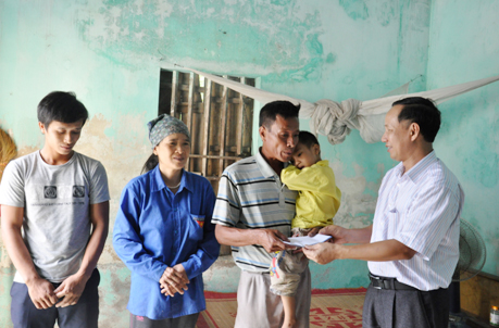 Đồng chí Nguyễn Văn Trường, Phó Tổng Biên tập Báo Quảng Ninh trao tiền hỗ trợ cho gia đình cháu Vũ Văn Khánh.