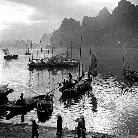 Một bến cá ở Vịnh Hạ Long năm 1954. (Ảnh do một người Pháp tên là Raymond Cauchetier chụp). Nguồn: artnet.com