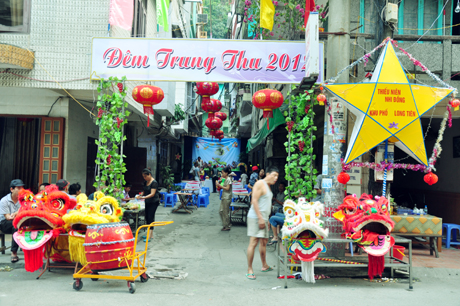 Ngay từ sáng người dân tại các khu phố đã tất bận chuẩn bị cho đêm hội trăng rằm.