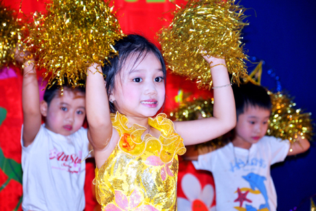 Các em nhỏ Trường mầm non Hoa Sen, phường Bãi Cháy, TP Hạ Long vui đón Tết Trung thu trong không khí ấm cúng của thầy cô và cha mẹ.