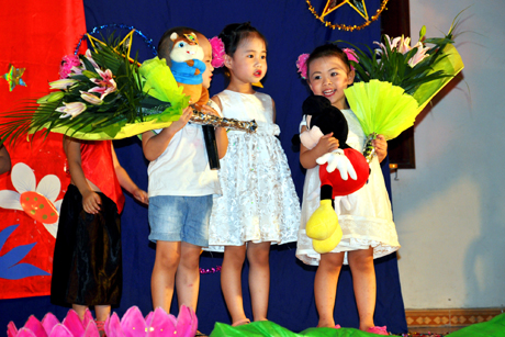 Các em nhỏ vui mừng khi nhận được những phần quà ý nghĩa nhân dịp Tết Trung Thu