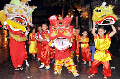 Trên khắp đường phố rộn ràng những màn múa lân đặc sắc, vui nhộn của các em thiếu nhi.