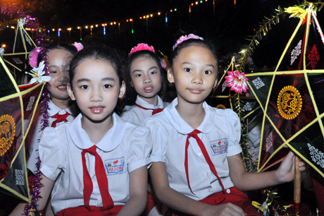 Các thiếu nhi vui tươi trong ngày Tết Trung Thu truyền thống của dân tộc.