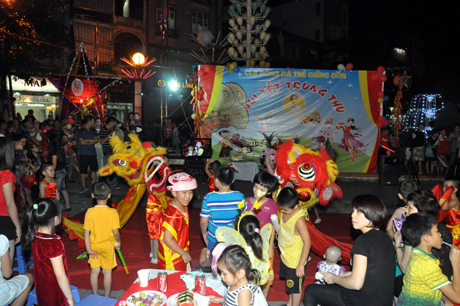 Khu phố rộn ràng không khí Tết Trung Thu.